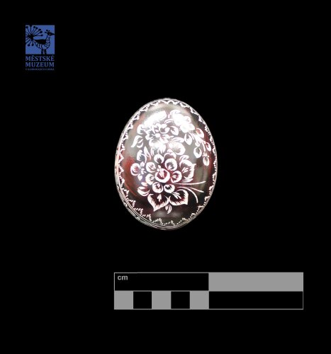 Vyškrabávaná tmavě hnědá kraslice